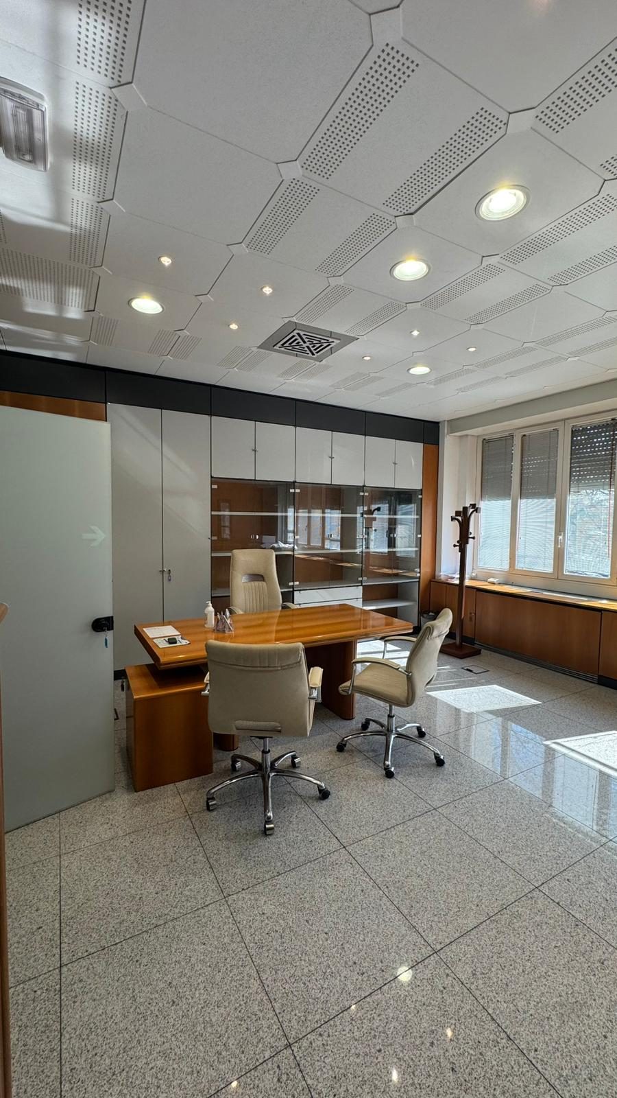 Sala colloquio sobria con scrivania e libreria, presso lo studio di San Lazzaro (Poliambulatorio Nova Salus, Via Carlo Jussi 8)